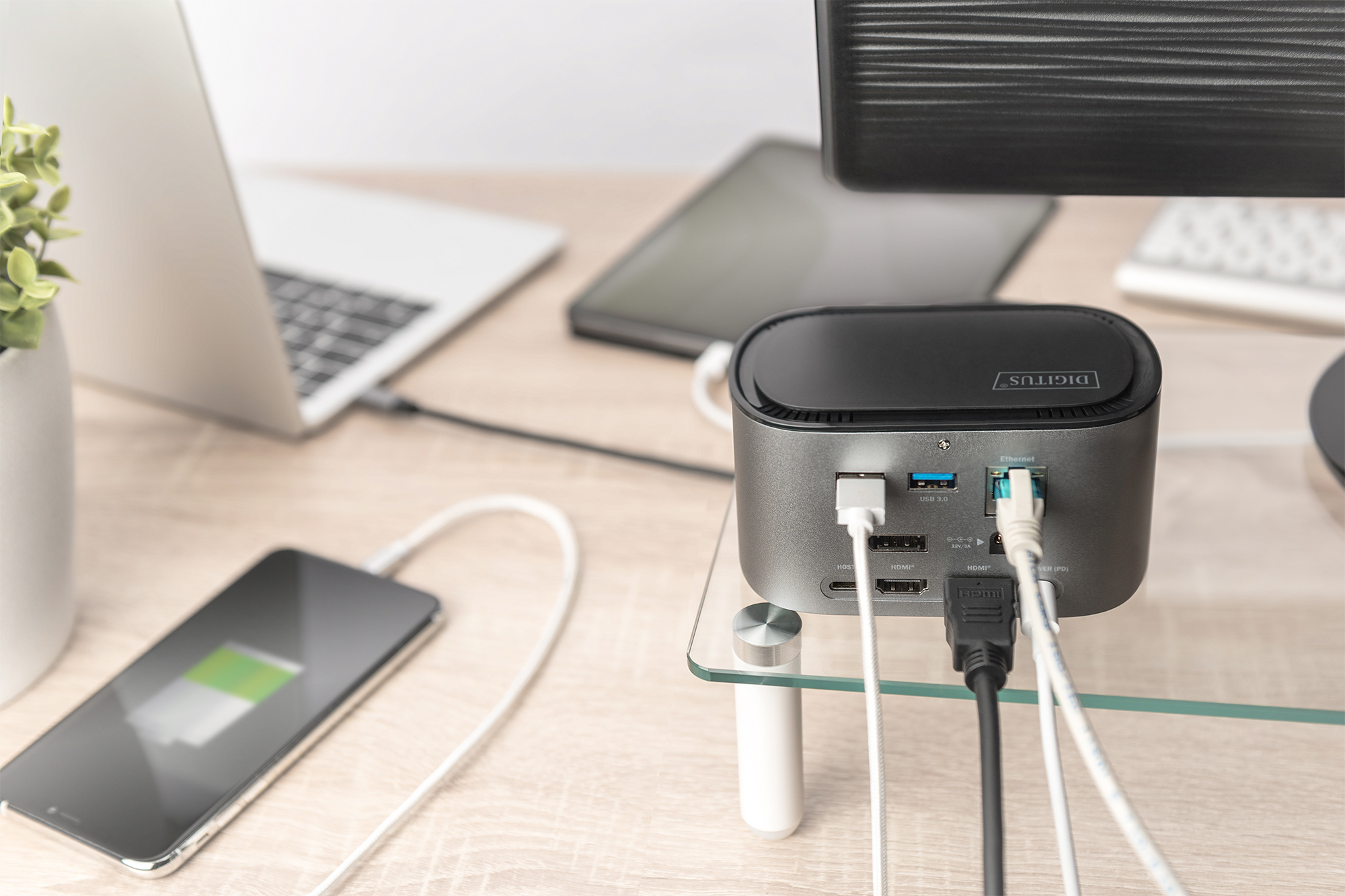 11-Port USB-C™ Docking Station mit SSD-Gehäuse (M.2)